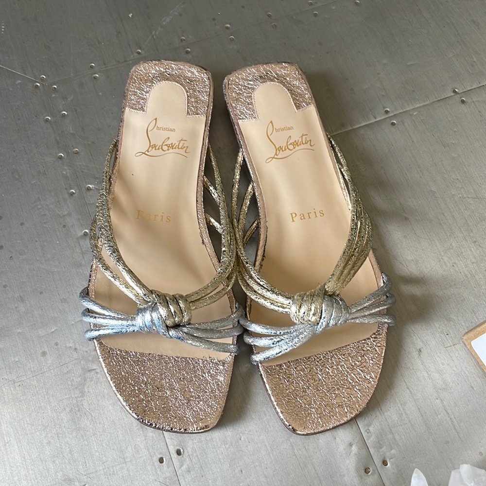 Christian louboutin castatane rose gold metallic flat sandal sz 35